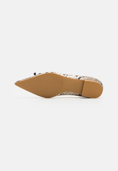 Stuart Weitzman LANDON BALLET FLAT - Ballet pumps - off-white
