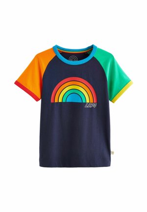 Granatowy t-shirt z krótkim rękawem z pomarańczowymi i zielonymi rękawami, niebieskim kołnierzem i kolorową grafiką tęczy z napisem "LB74" z przodu.
