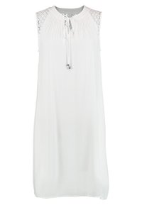 Biała bezrękawnikowa sukienka z marszczonym dekoltem, koronkowymi akcentami na ramionach i sznurkiem z metalowymi końcówkami. Miękki, lekki materiał.
