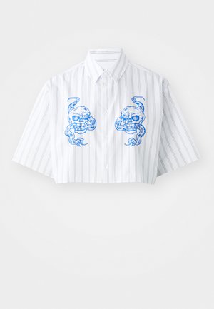 Kuttet skjorte i hvitt med blå vertikale striper, med to hodeskalle-design på forsiden og klassisk krage.