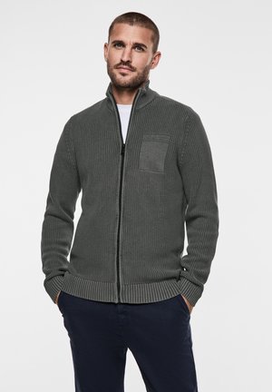 Grauer Strickpullover mit Reißverschluss, strukturiertem Design, Stehkragen und Reißverschluss vorne, mit einer Brusttasche und gerippten Bündchen.