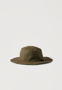 Κουβαδίσιο καπέλο σε ελιά πράσινο με φαρδύ γείσο, οπές εξαερισμού, επίπεδη κορυφή και ραμμένα άκρα γείσου σε απλό ανοιχτό φόντο.