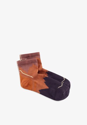 Pair of ankle socks with abstract mountain patterns in shades of purple, orange, and brown on a white background.