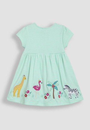 El vestido a rayas verde menta presenta mangas cortas, una falda acampanada y coloridos diseños bordados de una jirafa, un flamenco, una palmera y una cebra.
