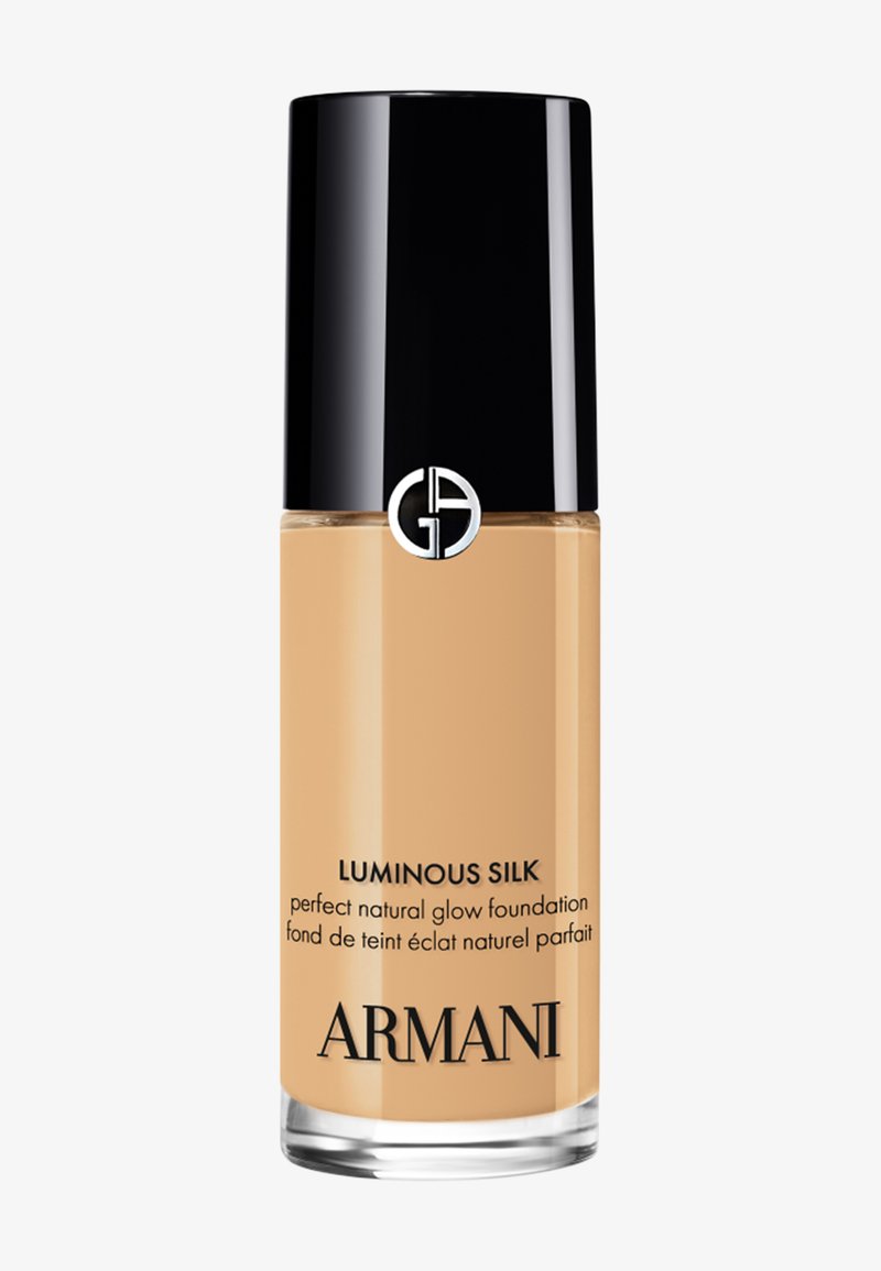 Flacon de fond de teint Armani Luminous Silk, maquillage liquide beige avec bouchon noir et logo argenté, étiqueté "fond de teint éclat naturel parfait."