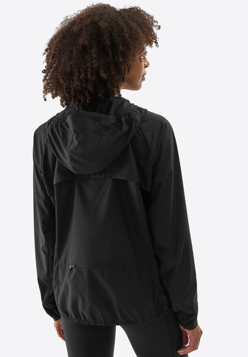 Czarna, lekka kurtka z kapturem, charakteryzująca się luźnym krojem, elastycznymi mankietami i tylną kieszenią. Gładka tekstura i minimalne detale.