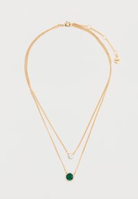 Colier dublu din aur, cu un cristal albastru și o piatră verde, ambele prinse în designuri circulare. Linii de lanț texturate cu un închizător tip buclă.