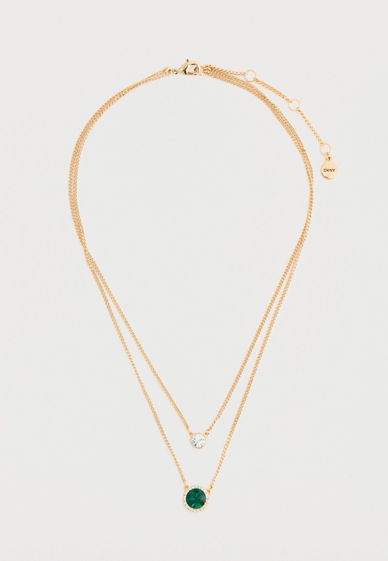 Colier dublu din aur, cu un cristal albastru și o piatră verde, ambele prinse în designuri circulare. Linii de lanț texturate cu un închizător tip buclă.