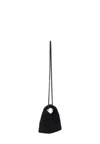 Bolso de mano negro tejido con una forma estructurada, que presenta un asa corta y una correa de cadena larga. La textura es suave con un diseño estampado.
