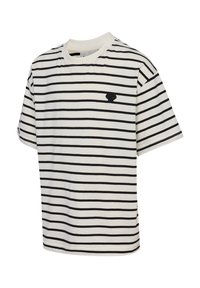 Stribet kortærmet t-shirt i hvid og sort, med rund halsudskæring og et lille sort emblem på brystet.