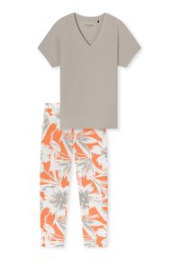 Ljusgrå V-ringad t-shirt i kombination med vita byxor med ett orange och grått blommönster. Mjukt tyg med en avslappnad design.