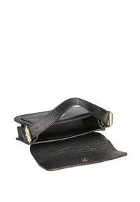Borsa a spalla nera in pelle con finitura texture. Presenta una patta pieghevole, dettagli in oro e una tracolla regolabile. Comparto interno visibile.