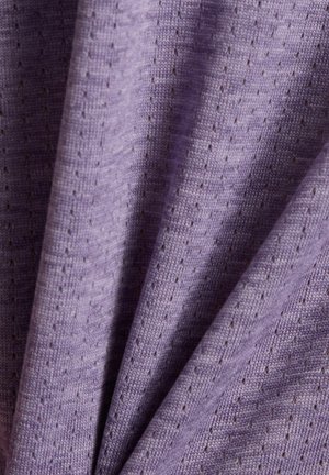 Weicher Lavendelfarbenstoff mit kleinen perforierten Löchern und feiner Strickstruktur, sanft gefaltet, um Fall und Details zu zeigen.