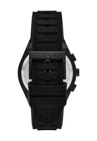 Svart silikonarmband för klocka med en metallspänne graverat med "A|X", som visar baksidan av en armbandsklocka och justerbara hål.