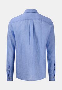 Camisa de manga larga azul claro con cuello clásico, pliegue en la parte posterior y puños abotonados; hecha de una tela texturizada con un acabado suave.