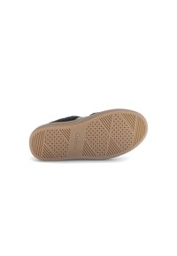 Semelle de chaussure en daim noir avec une base en caoutchouc texturé. Présente des motifs de damier et des rainures horizontales, avec la marque "Gabor" visible.