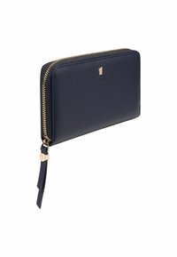 Mörkblå läderplånbok med texturerad yta, guldig dragkedja och logodetalj. Utrustad med dragkedjeöppning runt om och handle för bekvämlighet.