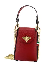 Rode leren handtas met een gestructureerd ontwerp, featuring een gouden bij-embleem, gouden schouderband en een klein Italiaans vlaggetje charm.