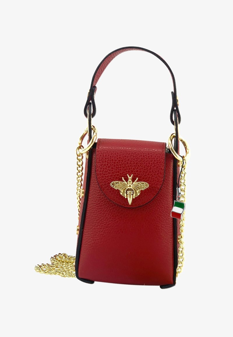 Rode leren handtas met een gestructureerd ontwerp, featuring een gouden bij-embleem, gouden schouderband en een klein Italiaans vlaggetje charm.