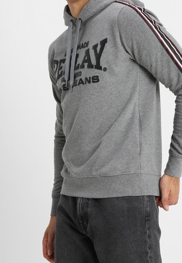 Felpa grigia con cappuccio in misto cotone, con stampa del logo, cappuccio con coulisse e dettagli a righe rosse e nere sulle maniche.