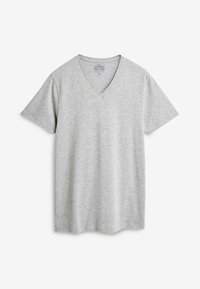 Tricou gri din bumbac cu guler în V, cu mâneci scurte, având o textură netedă și o croială clasică. Fără modele sau accente notabile.
