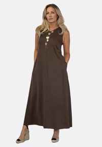 Brązowa bezrękawnikowa sukienka maxi o prostym kroju, z centralnym detalem w postaci guzików i bocznymi kieszeniami. Gładki materiał o subtelnym połysku.
