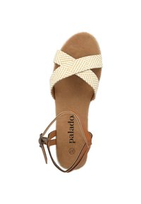 Sandalo espadrille beige e bianco con cinturini incrociati, morbida fodera interna e una cinghia alla caviglia marrone. Marchio visibile sulla suola.