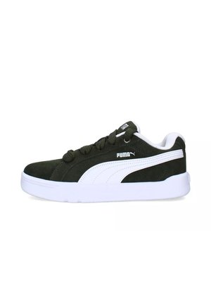 Sneakers in suede verde con suola in gomma bianca, dotati di lacci neri e un accento bianco con il marchio lungo il lato. Design a basse top.