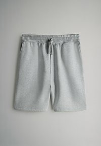 Shorts in cotone grigio chiaro con elastico in vita e cordoncino regolabile, caratterizzati da una trama liscia e gambe a taglio dritto.