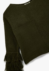 Dunkelgrüner Strickpullover mit strukturiertem Oberteil, einer großen Fronttasche und fransigen Ärmeln für zusätzliche Details.