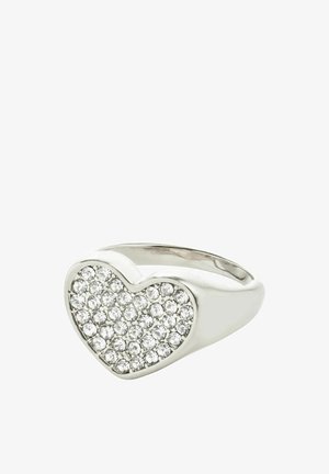 Anillo de plata en forma de corazón con una superficie cubierta de piedras brillantes redondas y un riel pulido y suave.