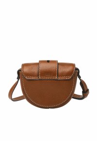 Sac en cuir marron à bandoulière, de forme arrondie, avec fermeture à rabat, surpiqûres blanches et sangle ajustable. Logo "Fossil" en relief sur le devant.