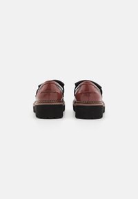 Coccinelle Sapatos sem atacadores - black