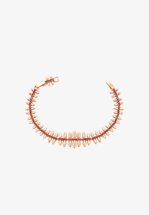 Bracciale in oro rosa con accenti alternati allungati e rotondi, adornato con gemme rosse lungo il centro. Chiusura sicura.