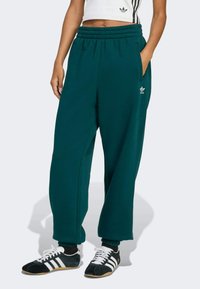 Teal sweatpants med en afslappet pasform, elastisk talje og sidelommer. Har et lille hvidt logo på venstre hofte.