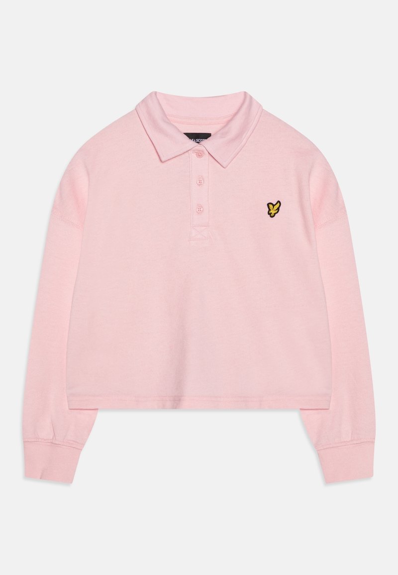 Polo shirt court rose pâle en tissu doux, doté d'un col, d'une patte de boutonnage à trois boutons et d'un petit logo de papillon jaune sur la poitrine.