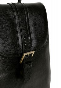 Zaino in pelle nera con finitura testurizzata, chiusura a pattina e dettagli in metallo dorato con fibbia.
