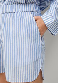 Blauwe en witte gestreepte shorts van lichtgewicht stof, met een elastische tailleband, zijzakken en een lichte zijsplit aan de zoom.