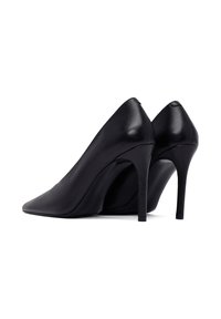 Tacones altos de cuero negro con punta afilada y una textura elegante y suave. Los tacones son de estilo stiletto, elevados y delgados.