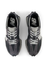 Grå och svarta sneakers med ovandel i mesh, mockadetaljer och vita snören. Har en distinkt tånform och en strukturerad sula.