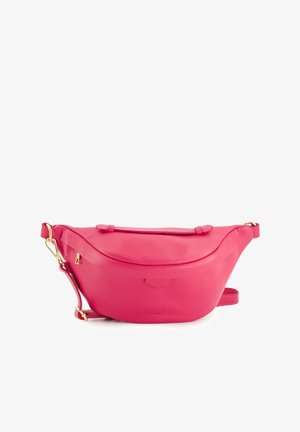 Roze leren crossbody tas met een gebogen ontwerp, gouden hardware-accenten en een bovenvak met rits. Beschikt over een afneembare schouderband voor veelzijdigheid.