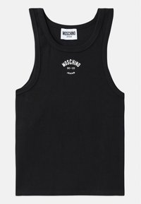 Melna ribota tank top ar apaļu dekoltē. Centrā uz krūšu daļas ir balts izšuvums ar logo "MOSCHINO Jeans 86 23". Gluda tekstūra.