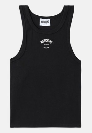 Svart ribbad linne med rund halsringning. Har en vit broderad logotyp "MOSCHINO Jeans 86 23" centrerad på bröstet. Slät textur.