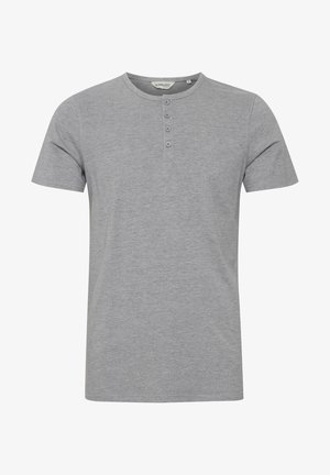Camiseta gris de manga corta hecha de tejido suave, con un cuello redondo y un detalle de cuatro botones en la parte delantera.