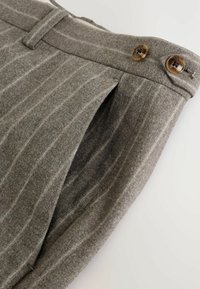 Grau Wollhosen mit einem dezenten Streifenmuster, flacher Vorderseite, zwei Knöpfen am Bund und seitlichen Falten.