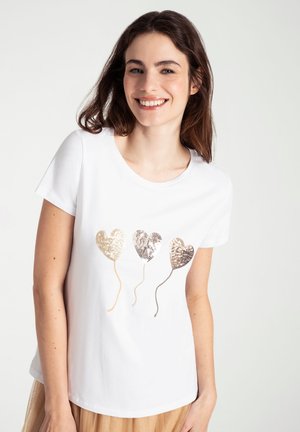 Weißes T-Shirt mit kurzen Ärmeln, das drei herzförmige, mit Pailletten verzierte Ballonmuster in Gold- und Silberfarben zeigt, mit dünnen Schnürelementen.