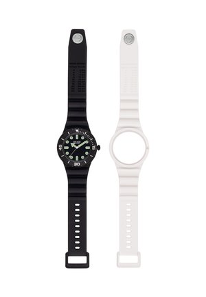 Sort armbåndsur med fluorescerende markører ved siden af en hvid tom urrem, begge viser konverteringsdiagrammer for vindhastighed på remmene.