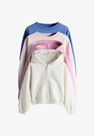 Trzy złożone bluzy ułożone warstwowo, z przodu kremowa bluza z kapturem na zamek, pośrodku różowa bluza bez kaptura, z tyłu niebieska bluza bez kaptura, wszystkie na białym tle.