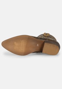 Bottine à imprimé léopard avec un bout pointu, semelle texturée marron et une petite sangle décorative près du talon. Taille 37 marquée sur la semelle.