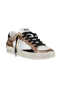 Sneaker bianco in pelle con accenti dorati glitterati, lacci neri e suola in gomma testurizzata. Presenta un pannello posteriore nero e un'etichetta con logo.